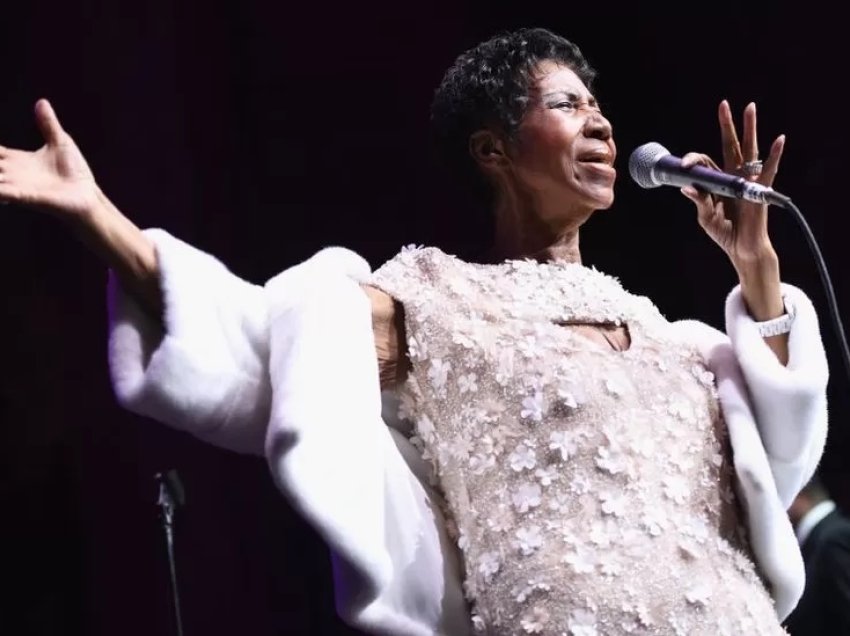 Djemtë e Aretha Franklin “në luftë” për testamentet e nënës së tyre, të gjetura nën divan dhe në një sirtar