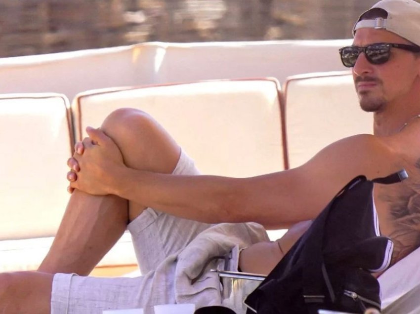 Ibrahimovic fotografohet në Saint Tropez, tërheq vëmendjen një nga tatuazhet e tij