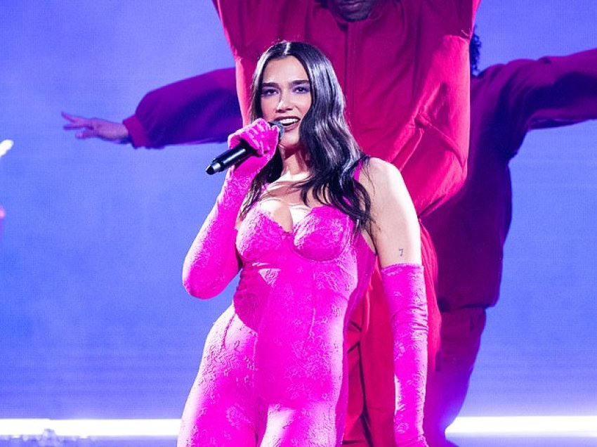 Dua Lipa thotë se pavarësisht famës dhe pasurisë, familja dhe miqtë e mbajnë me ‘këmbë në tokë’