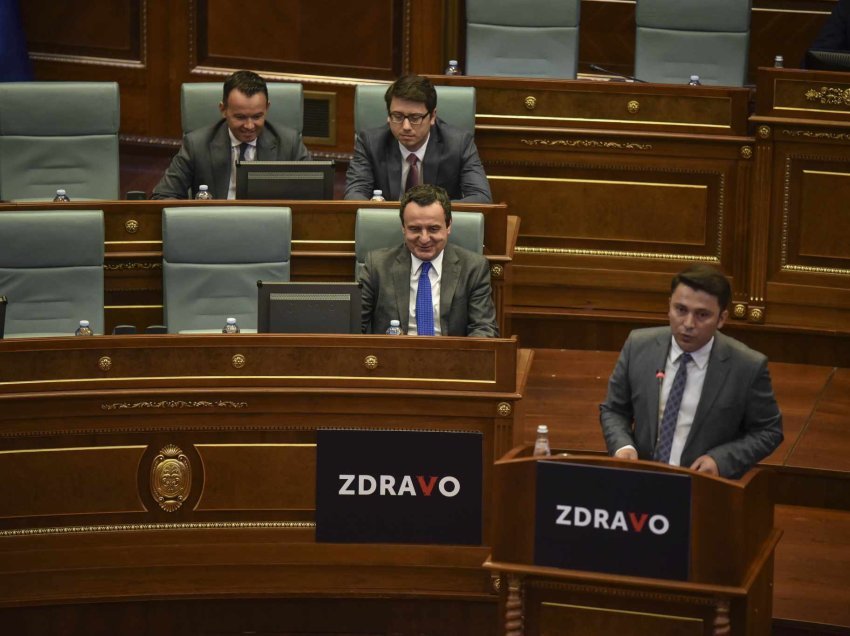 Deputetet e PDK-së me aksion në Kuvend, e vendosin parullën “Zdravo” në foltore