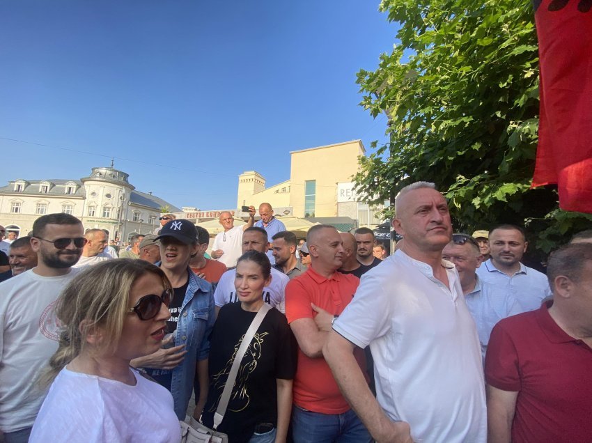 Deputetë të PDK-së i bashkohen protestës së veteranëve