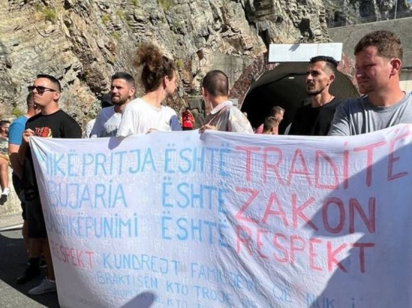 Policia bllokoi varkat në lumin e Shalës/ Operatorët në protestë, bllokojnë tunelin hyrës për në Koman