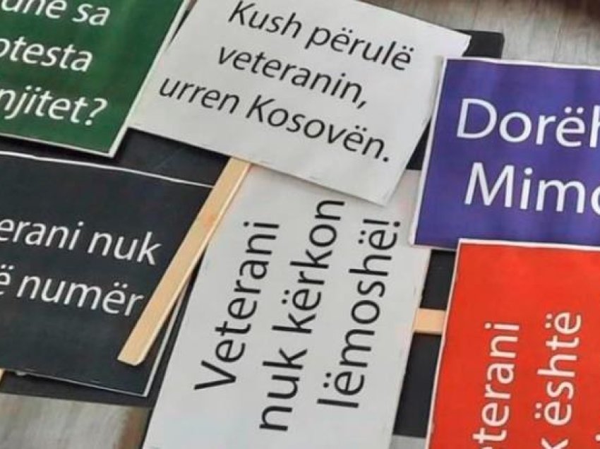 Bëhen gati pankartat për protestën sot: ‘Dorëhiqu Mimozë’ e ‘Veterani nuk është numër’, janë disa nga to