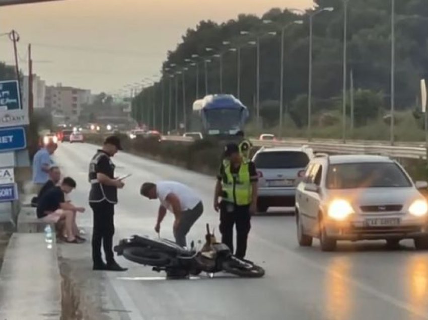 Aksident në rrugën dytësore Kavajë-Golem, makina përplas motorin, një i plagosur