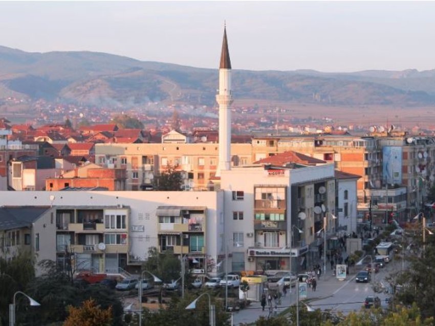 Rrahje në Gjilan, një “Tarzan” hip mbi veturë dhe i kërcen në kokë një personi tjetër