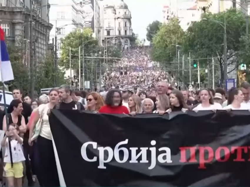 Protestat që po lëkundin pushtetin e Vuçiqit