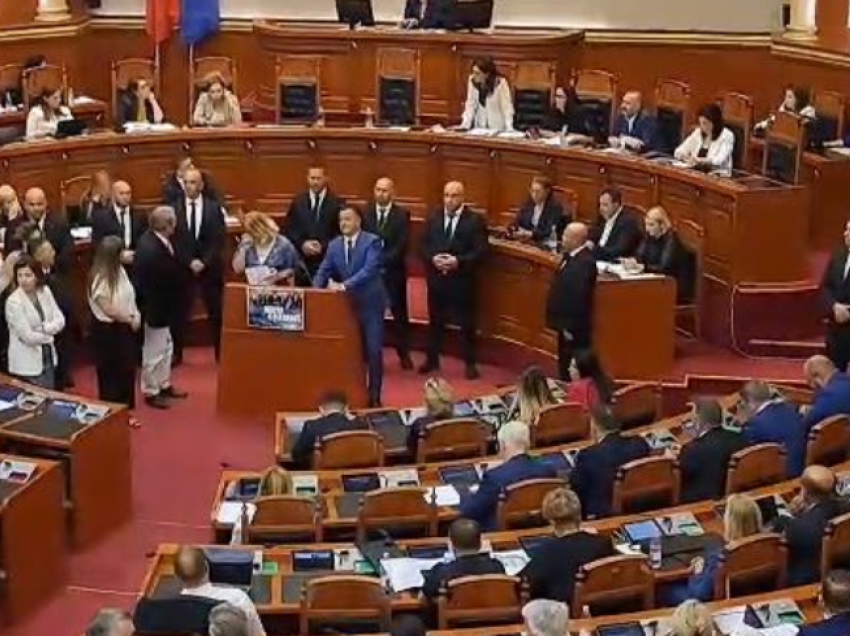  Tension në seancë, opozita bllokon foltoren e Kuvendit