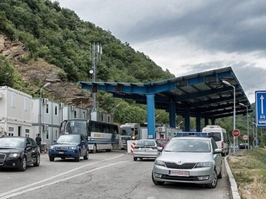 Vazhdojnë kolonat e gjata në pikën kufitare Dheu i Bardhë, bashkatdhetarët presin deri në pesë orë