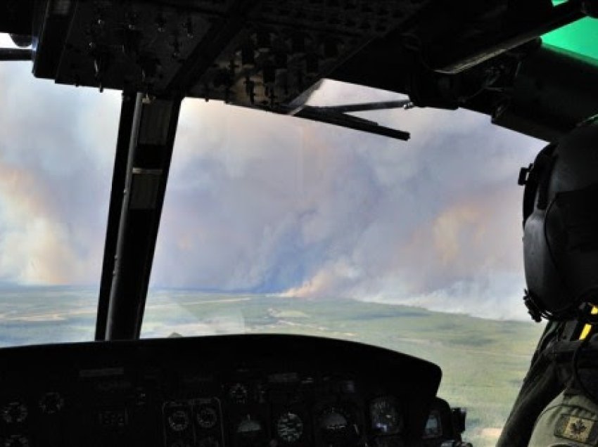 ​Rrëzohet helikopteri, vdes piloti që ishte duke luftuar zjarret në Kanada