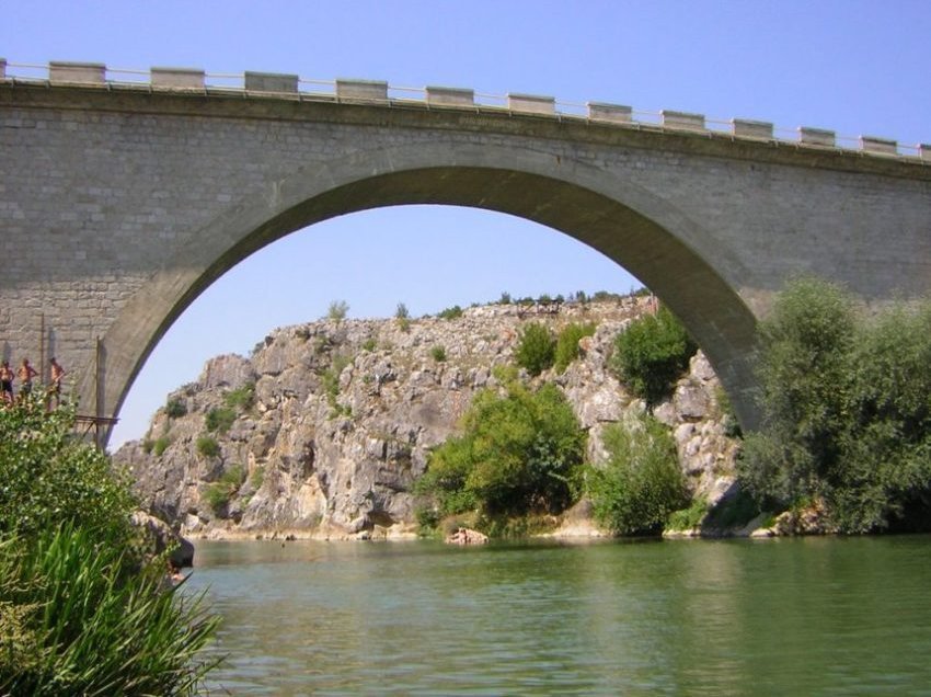 Gjendet një trup i pajetë në lumin Drini, dyshohet të jetë i gruas që u hodh nga 