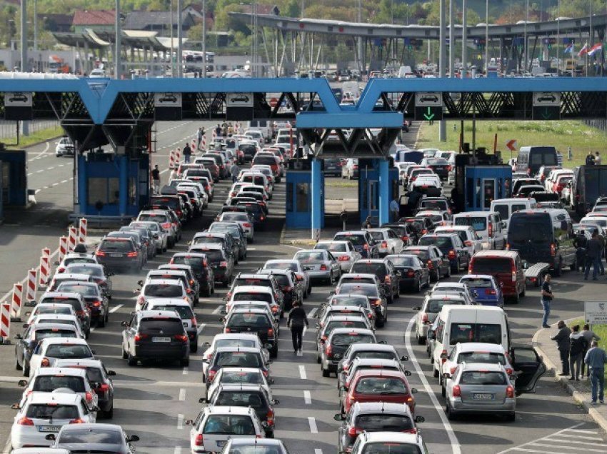 Pamje/ Kontrolle në detaje e pritje të gjata për mërgimtarët në Hungari dhe Kroaci 