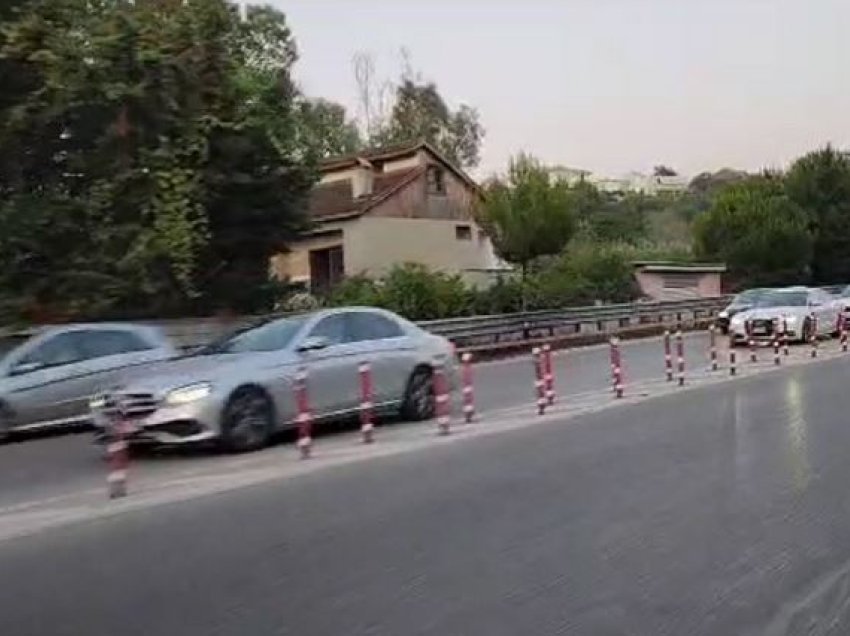 Qytetarët kthehen nga plazhi/ Trafik i rënduar në aksin rrugor Plepa-Ura e Dajlanit