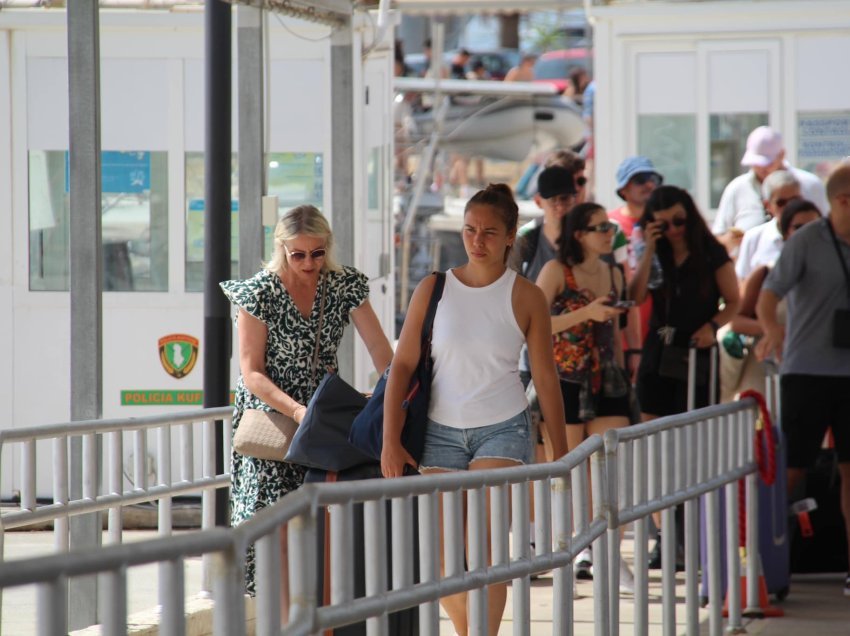 Saranda vërshohet nga turistët