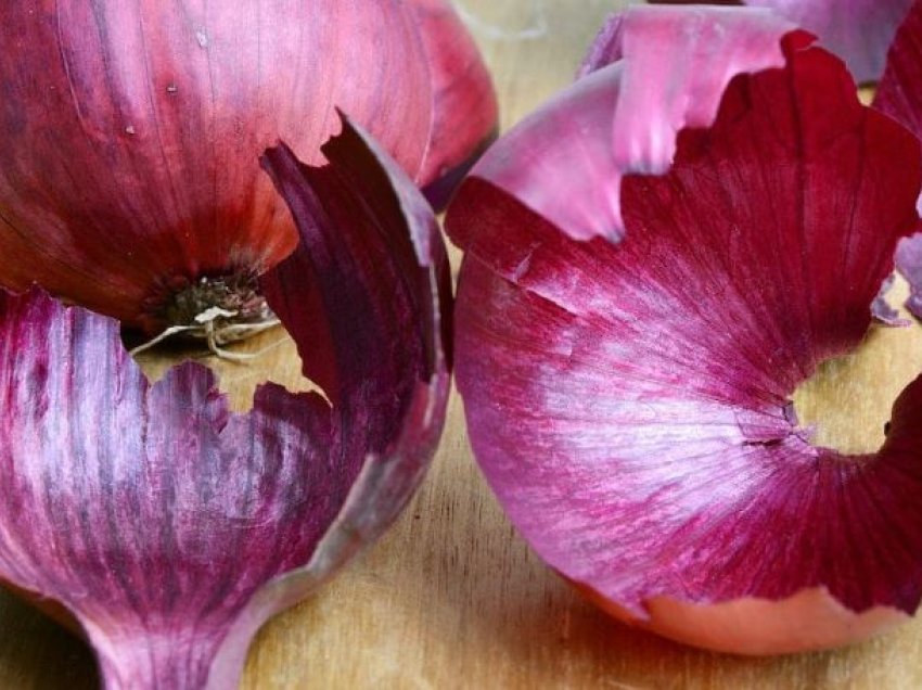 Vendosni qepë pranë shtratit tuaj 1 natë, zbuloni çfarë do të ndodhë