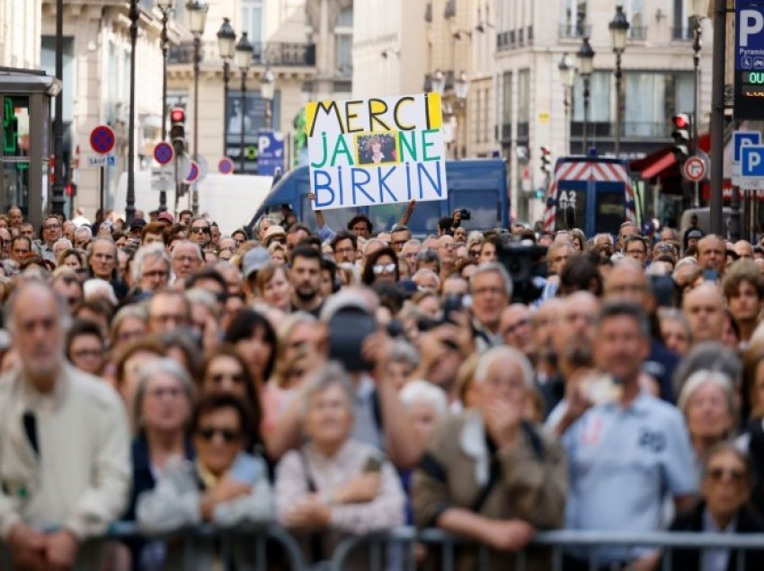 Bota e artit përcjell këngëtaren, aktoren dhe ikonën e stilit Jane Birkin