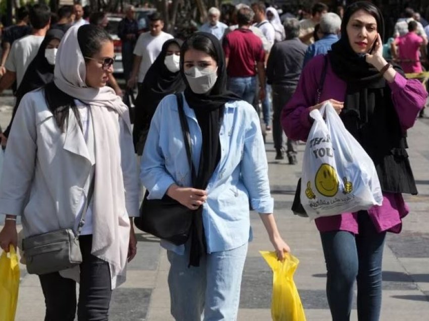 Irani mbyll kompaninë pasi punonjëset shfaqen në një foto pa shami