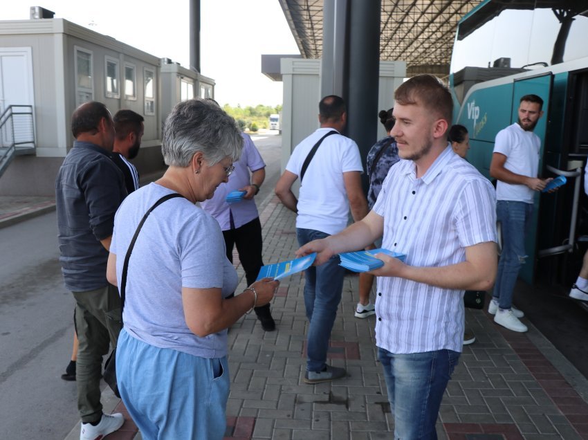 ”Festo me zemër, jo me armë” mesazhi që MPB ndau me mërgimtarët që vinin përmes Merdares 