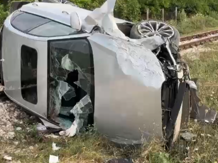 Aksident në aksin Vlorë-Fier! “Audi” përplaset me trafikndarësen dhe bie në kanal, dy të plagosur