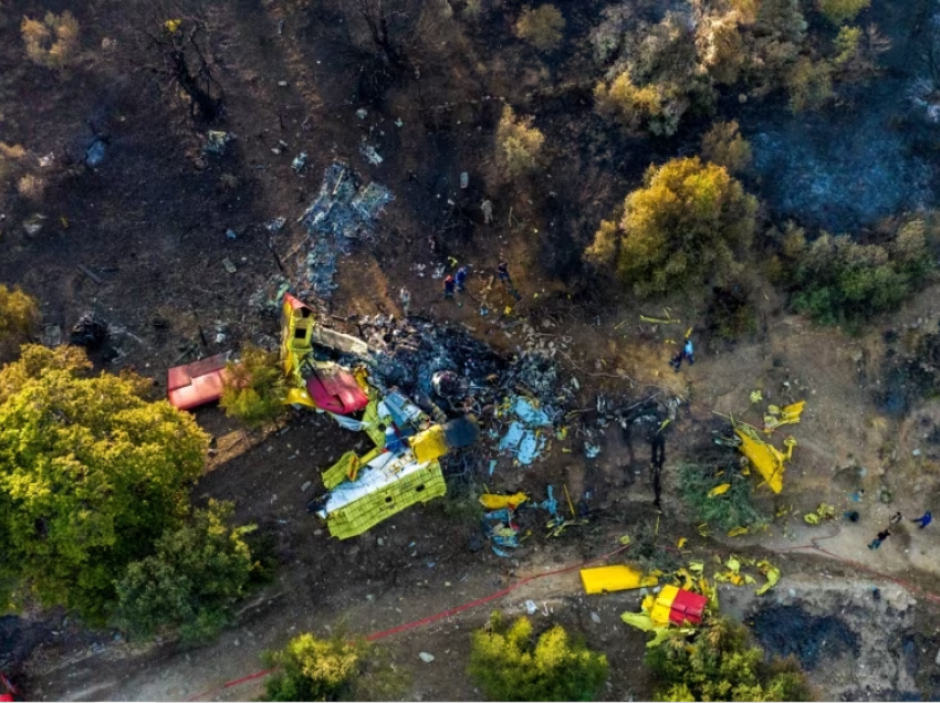 REL/ Dy pilotë grekë humbin jetën pas rrëzimit të avionit zjarrfikës