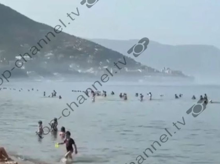 Zjarri në fushat e mbetjeve në Vlorë, tymi duket në vijën bregdetare të Karaburunit