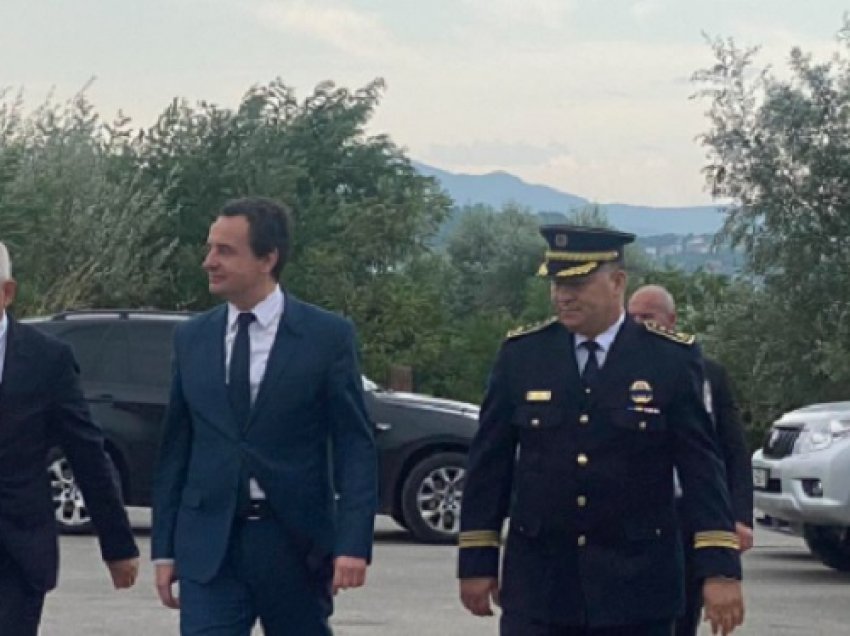 Kurti merr pjesë në ceremoninë e policëve të rënë në detyrë, me të edhe Sveçla e djali i Enver Zymberit