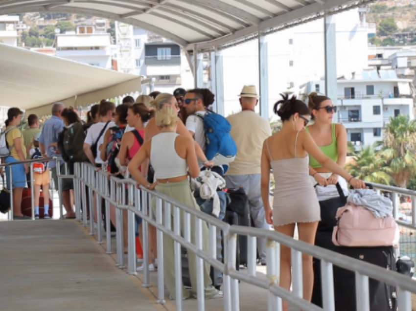 Nga Korfuzi në Sarandë/ Zjarret dhe tymi detyrojnë turistët që të largohen