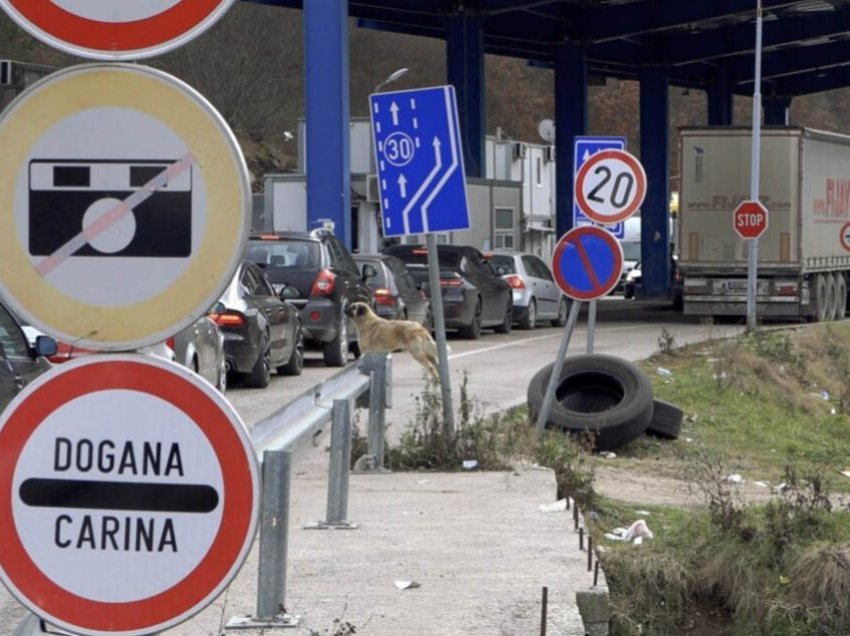 Sërish kolona në kufi, pritje deri në tri orë te Dheu i Bardhë