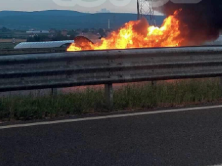 Digjet një veturë në autostradën Prishtinë-Ferizaj