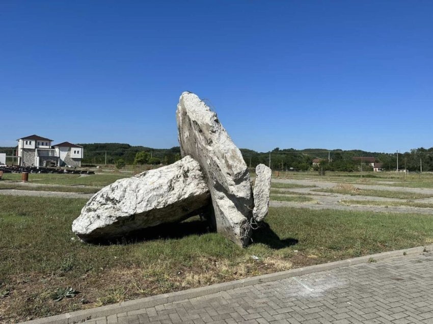 Nipi i Nënës Pashke e quan gjest të ulët hedhjen e gurit të saj në mbeturina