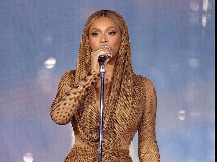 Beyonce performoi me fustan të artë dhe e mbuluar me shami në koncertin e fundit në Detroit