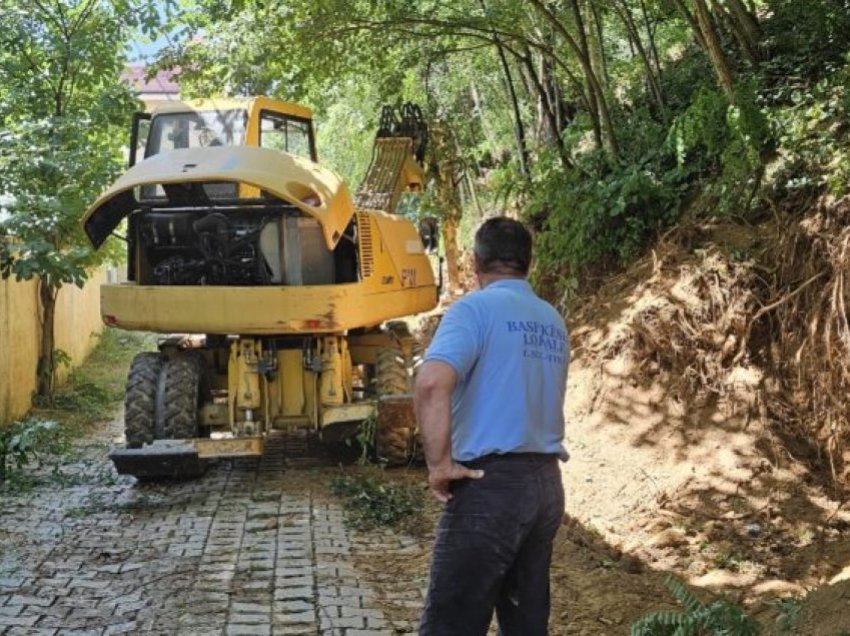 Disa familje dhurojnë tokën për zgjerimin e rrugës në Sllatinë