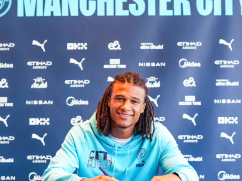 Ake rinovon kontratën me Manchester Cityn