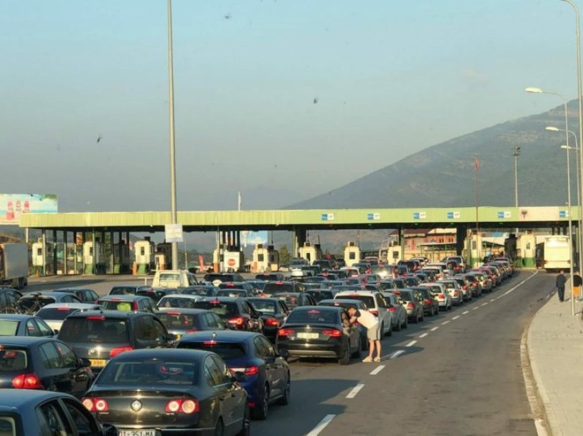 Kolona në dy pikat kufitare, pritje deri një orë për të dalë dhe hyrë në Kosovë