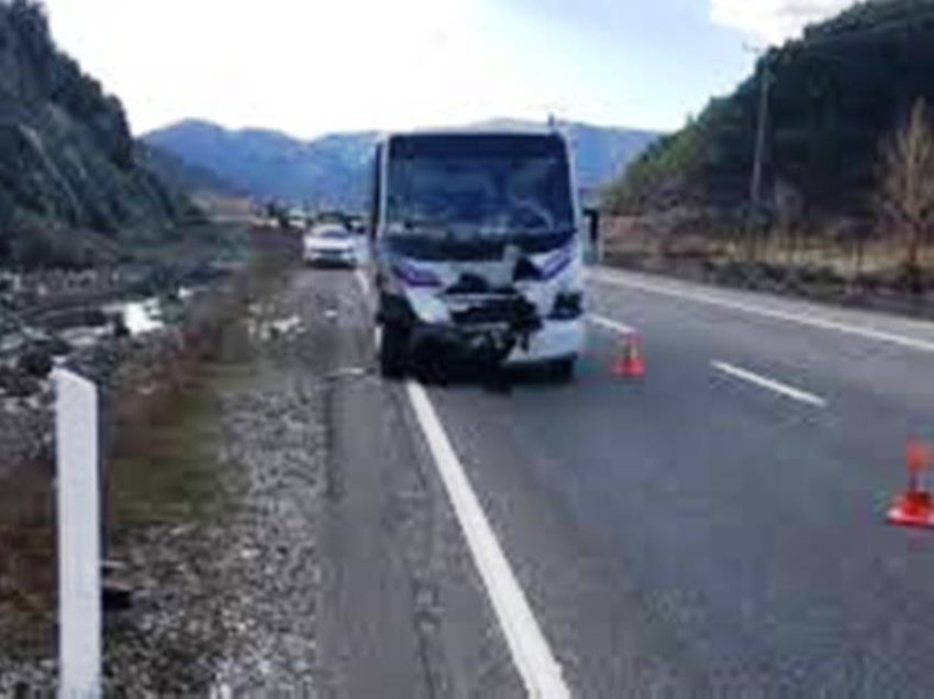 Përplasen dy autobusë dhe një makinë në Qafë-Thanë