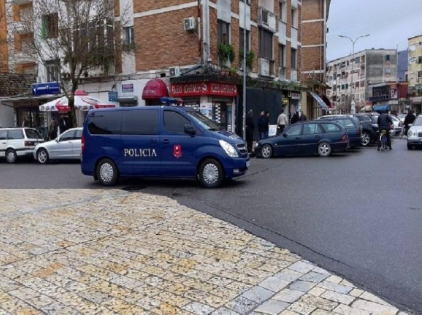 Sërish sherr për shezlongët në plazh/ Tre persona kërcënojnë, dhunojnë dhe i shkatërrojnë makinën 64-vjeçarit, procedohet një prej tyre. Në kërkim 2 të tjerët