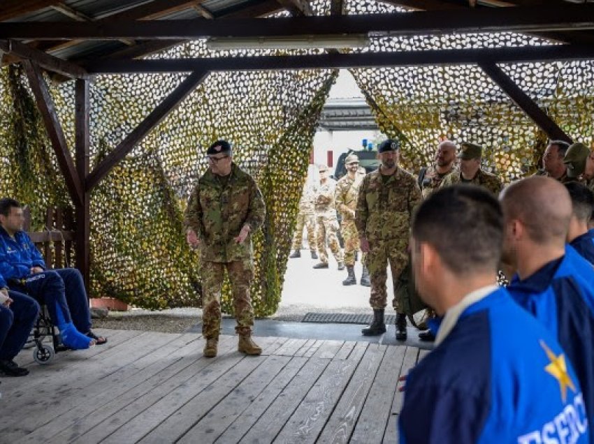 Komandanti i KFOR-it vizitoi ushtarët Italian të plagosur në veri