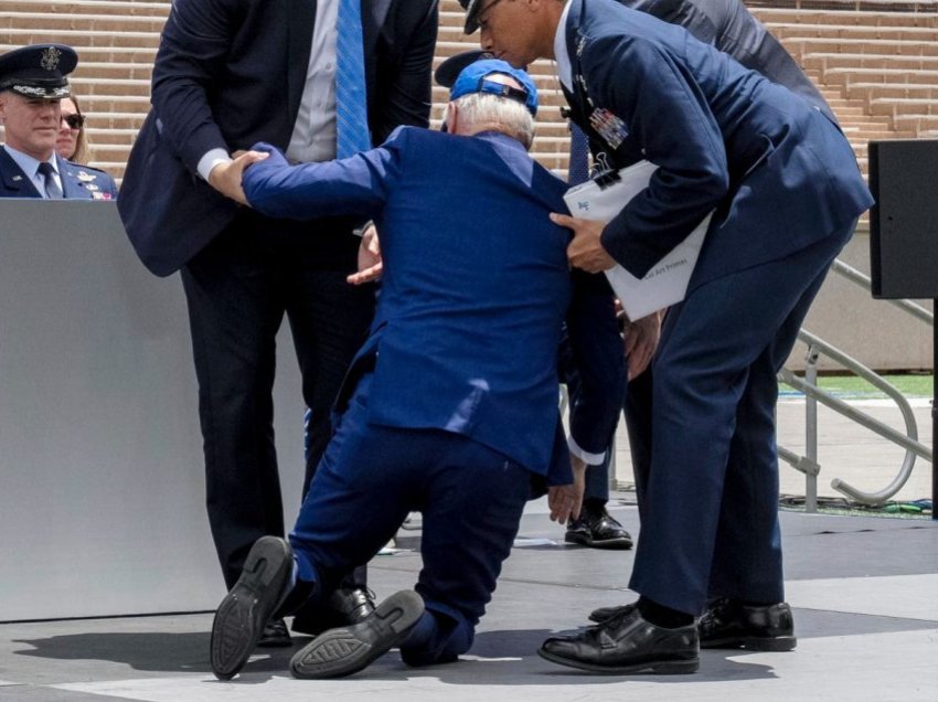 Biden rrëzohet gjatë një ceremonie të diplomimit të kadetëve ushtarakë në Kolorado