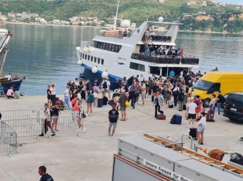 “Kala Festival”, 657 turistë anglezë mbërritën nga porti i Himarës