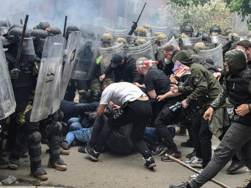 Protesta në Zveçan, policia: Sulm ndaj rendit kushtetues, 70-80 persona sulmuan zyrtarët tanë