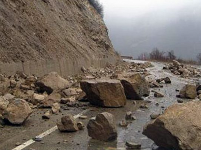 Moti i keq në Maqedoni: Rrëshqitje dheu në Ohër, vërshime në Prilep