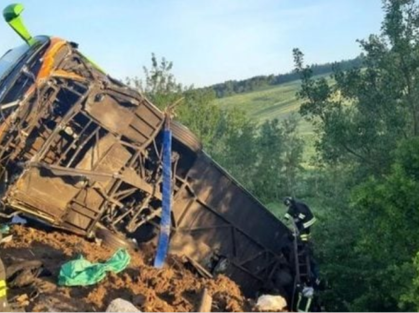 Autobusi me 38 pasagjerë del nga rruga në Itali, raportohet për të vdekur dhe të plagosur