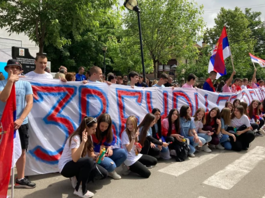 Edhe nxënësit e shkollave fillore shihen në protestat në Zveçan