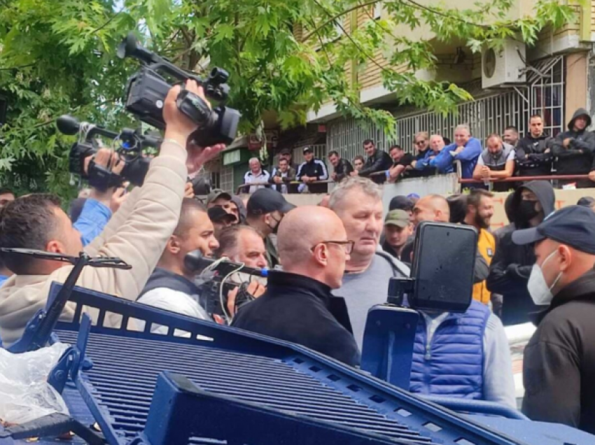 Rakiq e Simiq nuk i ndahen protestuesve në Zveçan