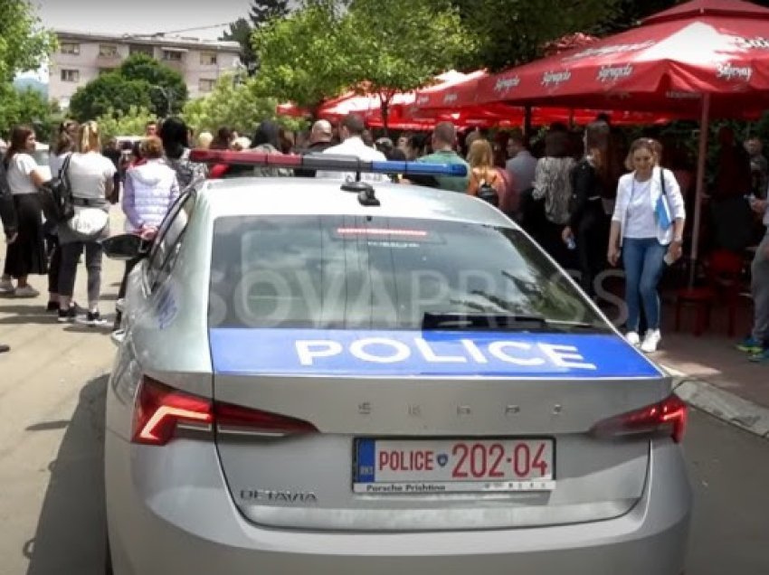 Protestuesit bllokojnë një automjet të Policisë së Kosovës në Zveçan