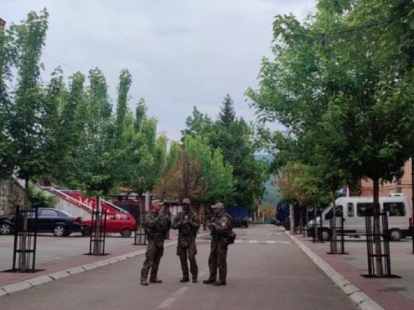 Hiqet edhe një pjesë e telave gjemborë në Zveçan