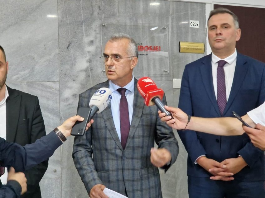 Dugolli: Bekë Berisha ndezi cigare në Komision, më kërcënoi verbalisht: Veç je i sëmurë se ta tregojë vendin