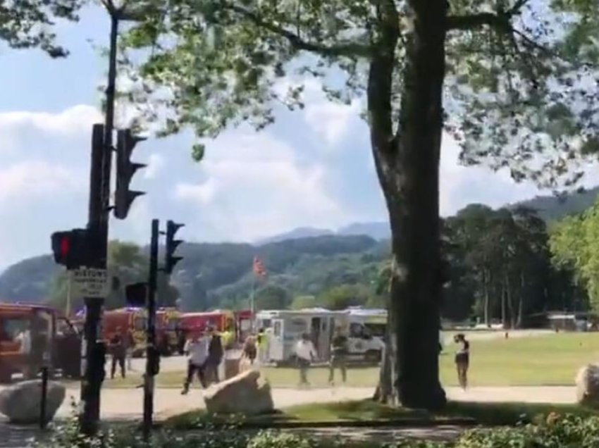 Pas sulmit me thikë në një park lodrash në Francë, deklarohet presidenti Emmanuel Macron