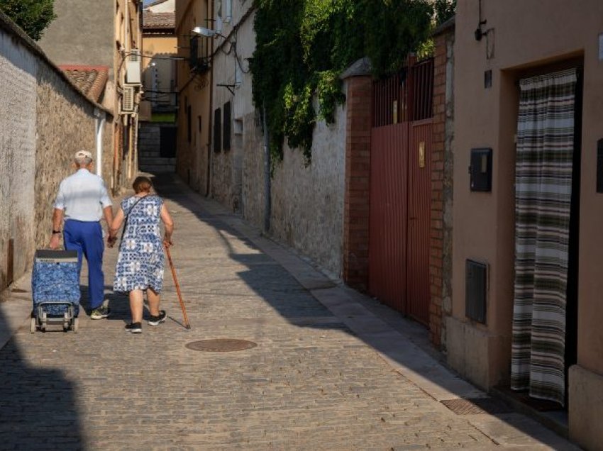 Popullsia e Shqipërisë në tranzicion/ Moshat e reja po reduktohen me shpejtësi, 1 në 4 persona mbi 60 vjeç në 2023