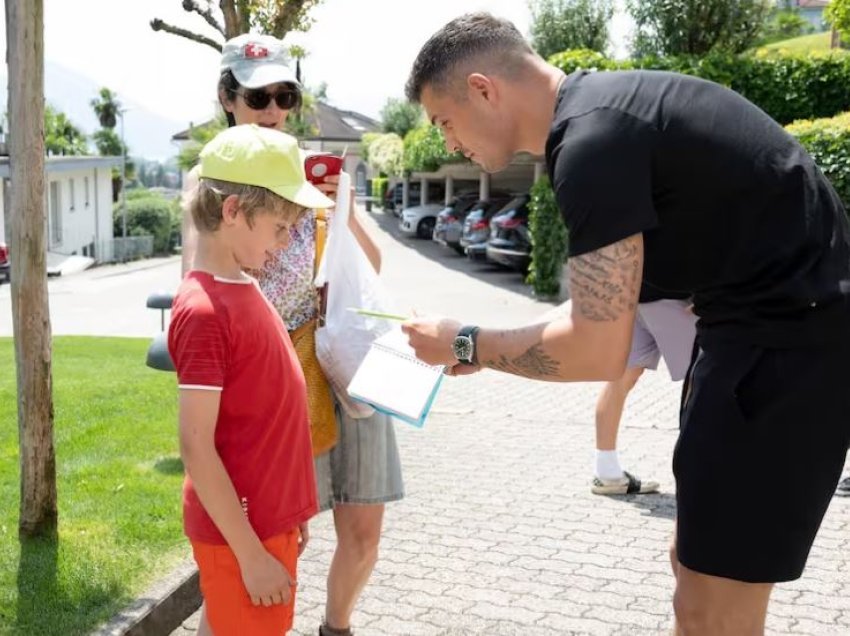 Granit Xhaka mahnit me autografe zviceranët