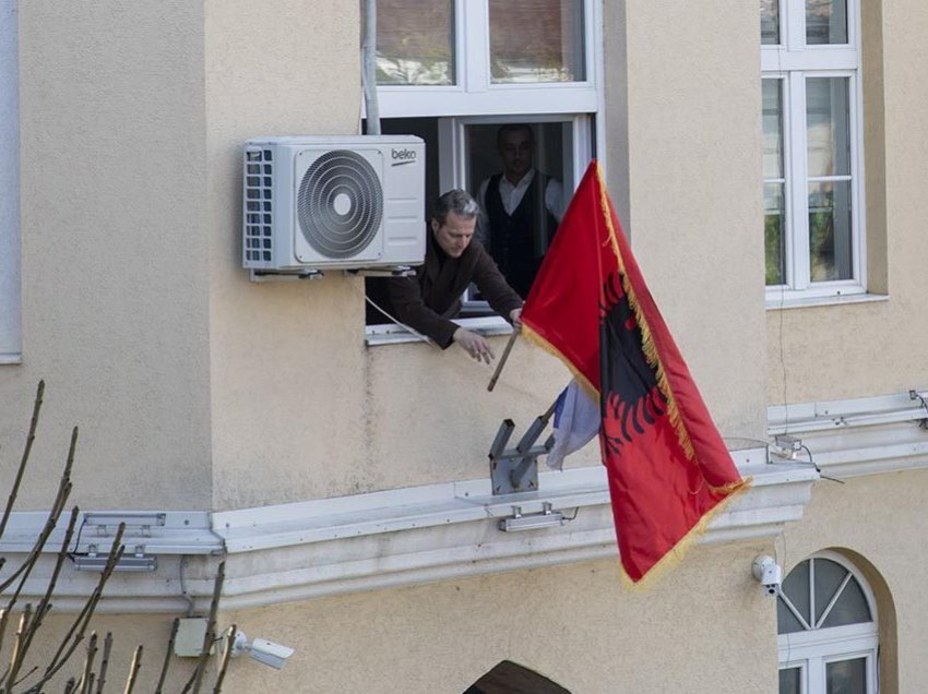 U ftua nga gjykata serbe pas vendosi flamurin kombëtar, flet Shqiprim Arifi, tregon a do të paraqitet në gjykatë